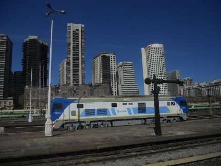 Fenêtre sur gris et bleu (train pour le Delta du Tigre)